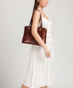 Pure Luxuries London Ornella Vegetable-Tanned Leather Handbag Black 13 Pure Luxuries London Ornella Vegetable-Tanned Leather Handbag Black -Pure Luxuries shop unnamed file 1163 scaled