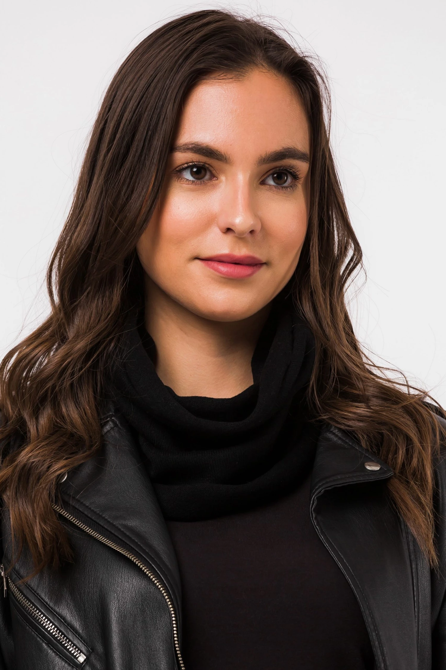 Pure Luxuries London Holker Cashmere & Merino Wool Snood Chilli Red 4 Pure Luxuries London Holker Cashmere & Merino Wool Snood Chilli Red - Image 2