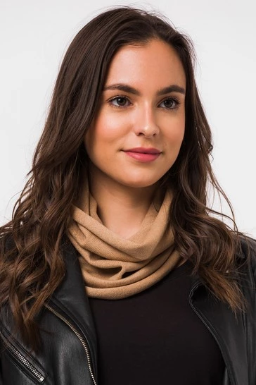 Pure Luxuries London Holker Cashmere & Merino Wool Snood Chilli Red 9 Pure Luxuries London Holker Cashmere & Merino Wool Snood Chilli Red - Image 7