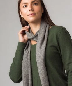 Pure Luxuries London Pure Luxuries London Grey Oxford Cashmere Scarf 8 Pure Luxuries London Pure Luxuries London Grey Oxford Cashmere Scarf -Pure Luxuries shop unnamed file 1443 scaled