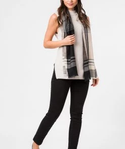 Pure Luxuries London Black Mono Cashmere & Merino Wool Scarf -Pure Luxuries shop unnamed file 1466 scaled