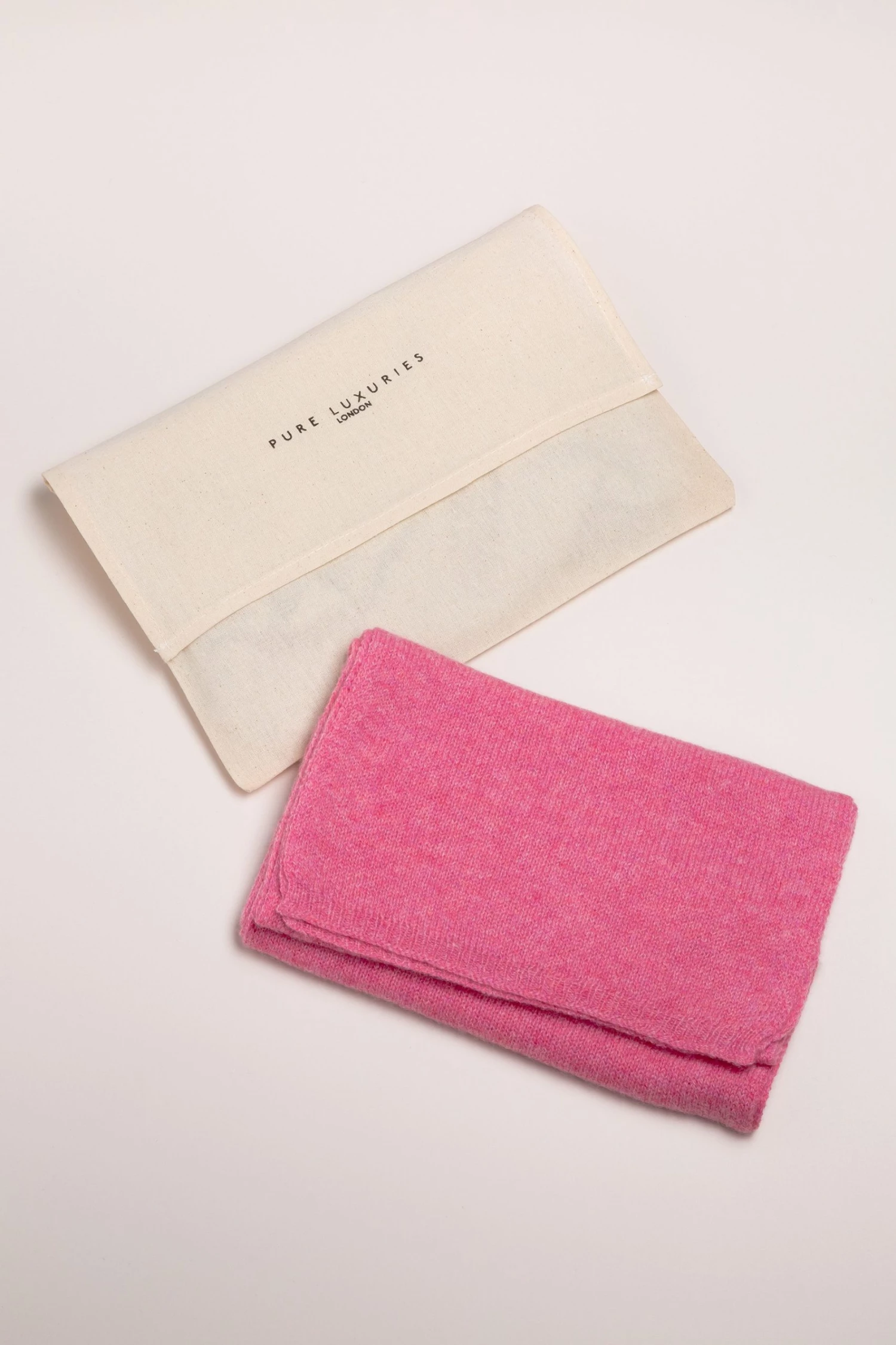 Pure Luxuries London Pink Oxford 100% Cashmere Scarf 5 Pure Luxuries London Pink Oxford 100% Cashmere Scarf - Image 3