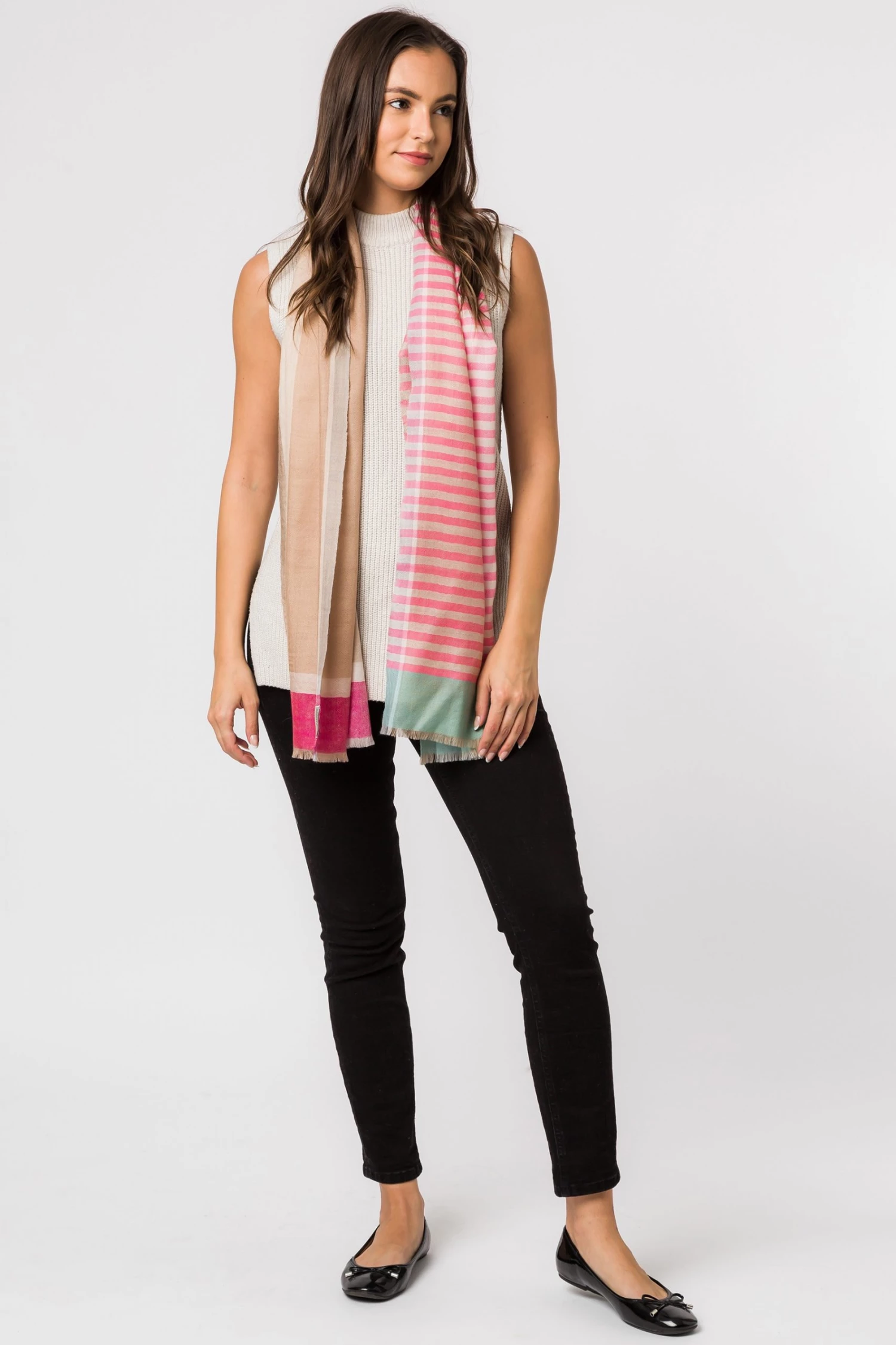 Pure Luxuries London Pink Zenith Cashmere & Merino Wool Pashmina Scarf 5 Pure Luxuries London Pink Zenith Cashmere & Merino Wool Pashmina Scarf - Image 3