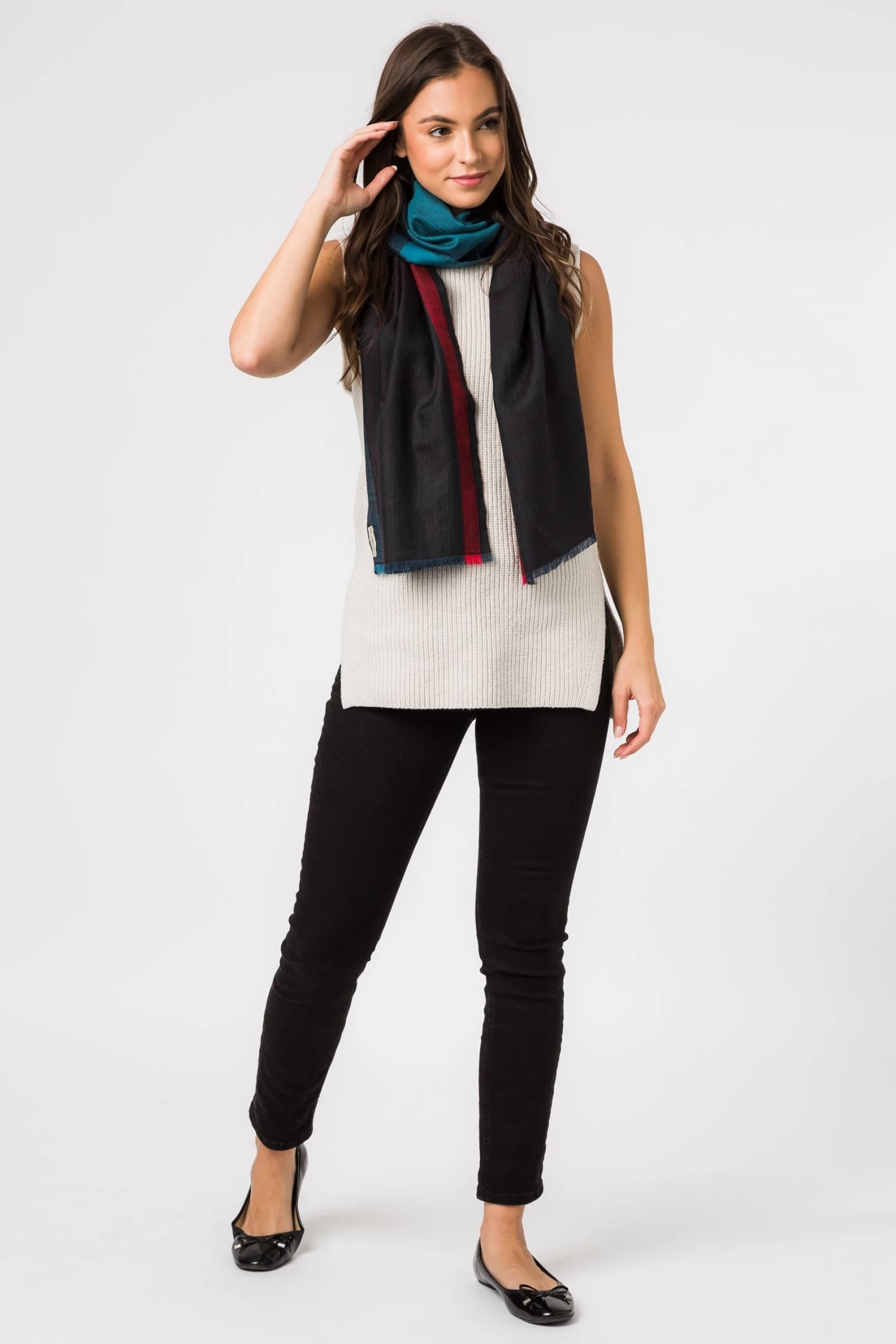 Pure Luxuries London Blue Gradient Cashmere & Merino Wool Pashmina 4 Pure Luxuries London Blue Gradient Cashmere & Merino Wool Pashmina - Image 2