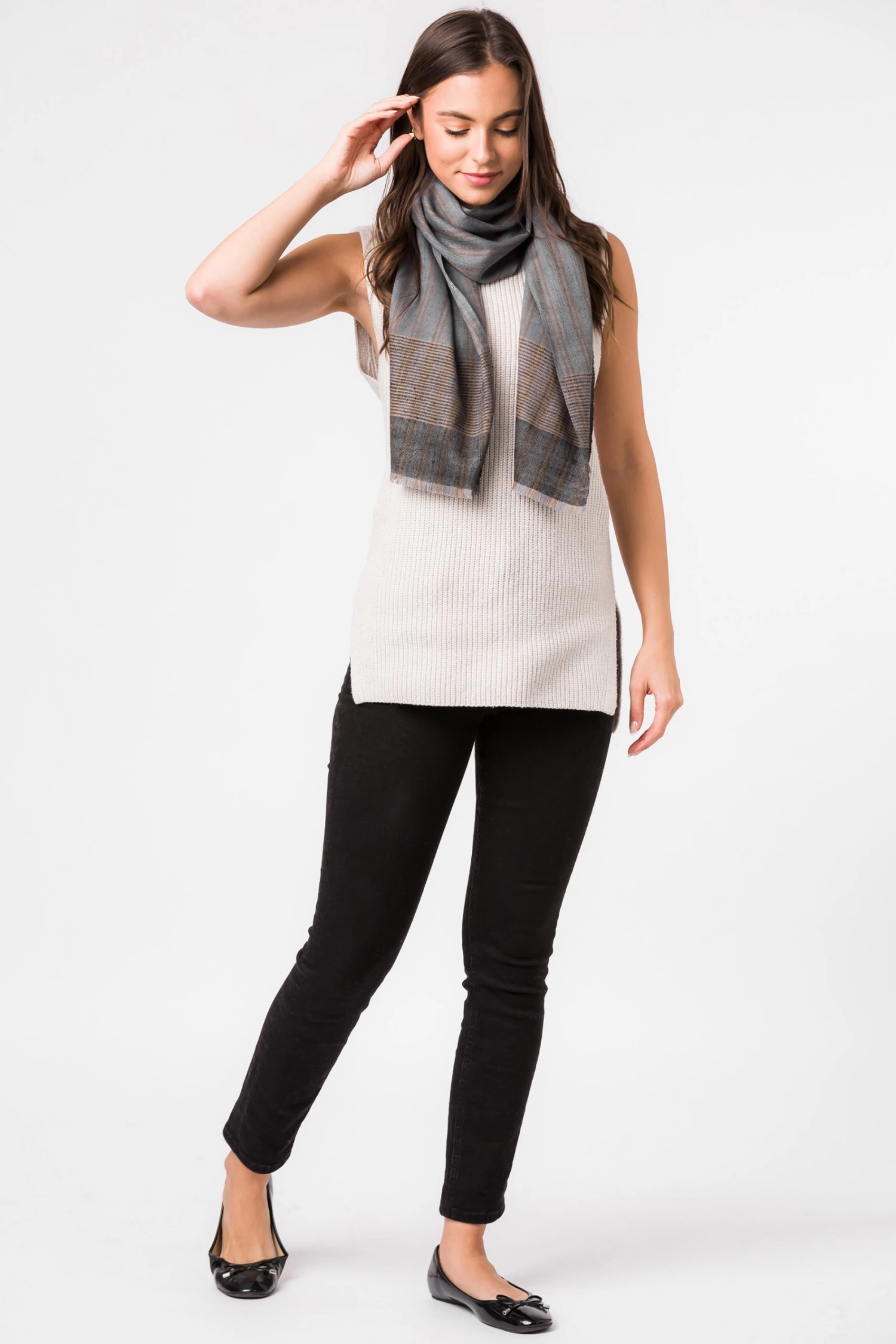 Pure Luxuries London Grey Aspect Cashmere & Merino Wool Scarf 4 Pure Luxuries London Grey Aspect Cashmere & Merino Wool Scarf - Image 2