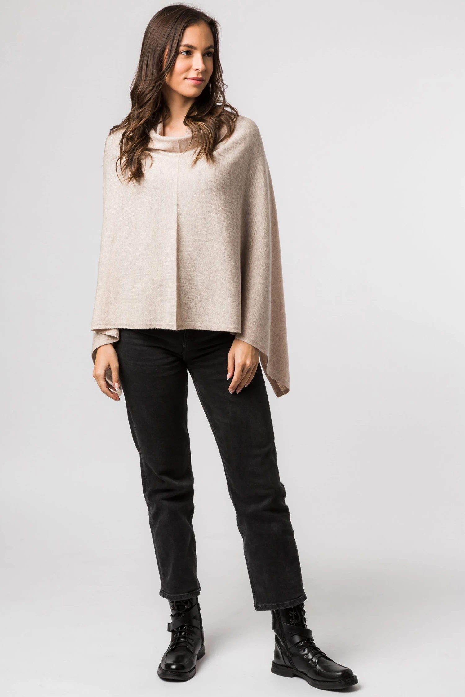 Pure Luxuries London Eskdale Cashmere & Merino Wool Poncho Chilli Red 3 Pure Luxuries London Eskdale Cashmere & Merino Wool Poncho Chilli Red - Image 2