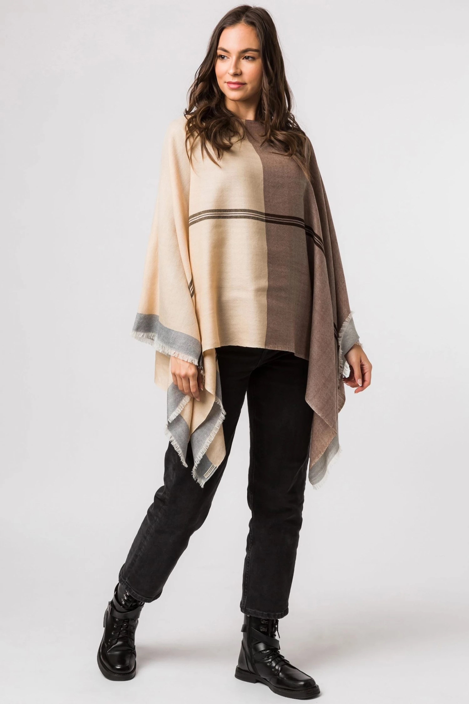 Pure Luxuries London Brown Meridian 100% Merino Wool Poncho 3 Pure Luxuries London Brown Meridian 100% Merino Wool Poncho