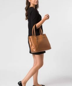 Pure Luxuries London Amesbury Vegetable-Tanned Leather Handbag Black -Pure Luxuries shop unnamed file 672 scaled