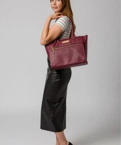 Pure Luxuries London Faye Leather Tote Bag Navy 19 Pure Luxuries London Faye Leather Tote Bag Navy -Pure Luxuries shop unnamed file 829 scaled