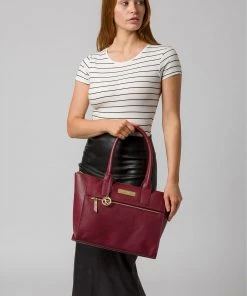 Pure Luxuries London Faye Leather Tote Bag Navy 20 Pure Luxuries London Faye Leather Tote Bag Navy -Pure Luxuries shop unnamed file 830 scaled