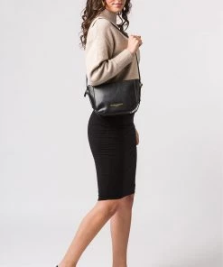 Pure Luxuries London Kaye Vegetable-Tanned Leather Shoulder Bag Black -Pure Luxuries shop unnamed file 883 scaled