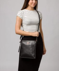Pure Luxuries London Gilpin Leather Cross-Body Bag Black -Pure Luxuries shop unnamed file 91 scaled