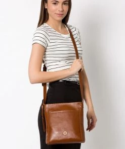 Pure Luxuries London Plumpton Leather Cross-Body Bag Vintage Black