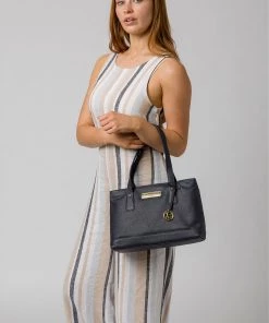 Pure Luxuries London Kate Leather Handbag Navy -Pure Luxuries shop unnamed file 994 scaled
